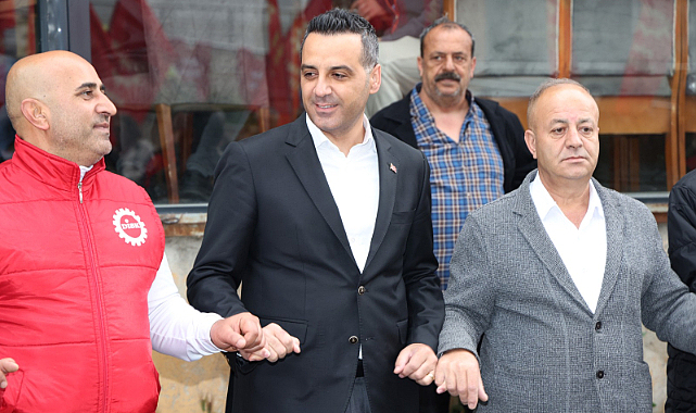 Çiğli Belediyesi Önünde 1 Mayıs Kutlaması