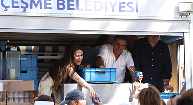 Çeşme Cumhuriyet Meydanı ve Alaçatı Yel Değirmenlerinde Aşure İkramı