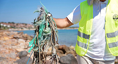 Çeşme'de Aynı Gün İki Ayrı Noktada Çevre Temizliği Çalışması Yapıldı