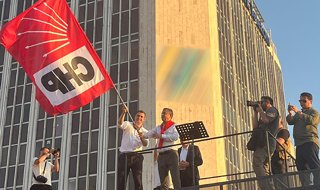 Özgür Özel'den İzmir'de Yeni Parti Mesajı mı?
