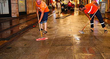 Ayvalık'ın İşlek Güzergahları Köpüklü Suyla Temizlendi