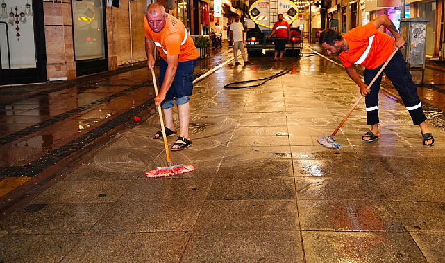 Ayvalık'ın İşlek Güzergahları Köpüklü Suyla Temizlendi