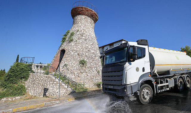 Buca Belediyesi Ekiplerinden Yaz Temizliği Çalışması