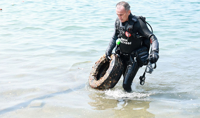 Foça'da Kapsamlı Deniz ve Kıyı Temizliği