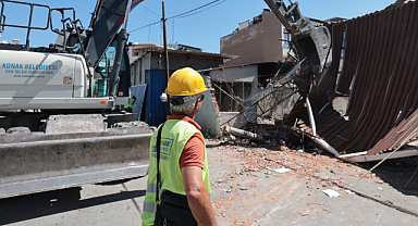 Konak'ta İki Kaçak Yapı Ekiplerce Yıkıldı