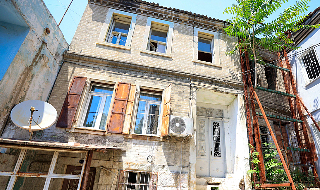 Konak'ta İki Tarihi Bina İçin Yeni Restorasyon Kararı