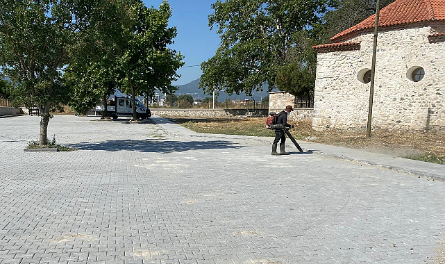 Manisa Büyükşehir'den Karacaahmet Türbesi'nde Temizlik Çalışması
