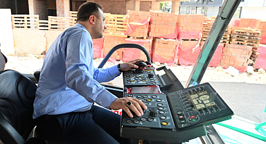Belediye Başkanı Eşki İş Makinasının Başına Geçti