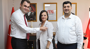 Belediye Başkanı Yeni Parti Rozetini Taktı