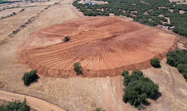 Yaklaşık 100 Metreye 100 Metre, Derinliği 2,5-3 Metre