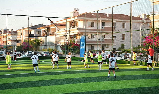 Çeşme'deki Halı Saha Yenileme Çalışmaları Tamamlandı