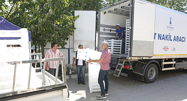 İzmir Büyükşehir Ekiplerinden Efes Selçuk'ta İncir Üreticilerine Kerevet Dağıtımı