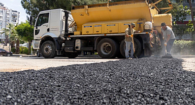 Karşıyaka'da Yol Yenileme Çalışmaları Devam Ediyor