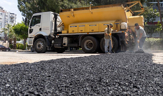 Karşıyaka'da Yol Yenileme Çalışmaları Devam Ediyor