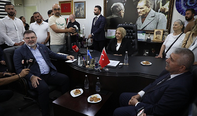Menderes Belediyesi'nde Devir Teslim Töreni Yapıldı