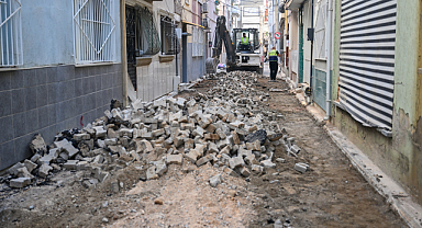 Bornova Çamdibi'nde Kilit Parke Taşlarının Yerine Asfalt Çalışması