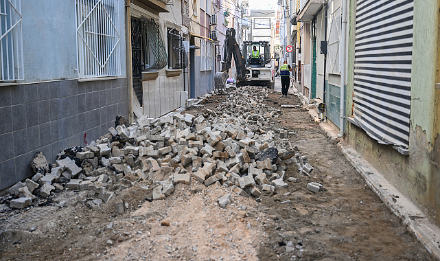 Bornova Çamdibi'nde Kilit Parke Taşlarının Yerine Asfalt Çalışması