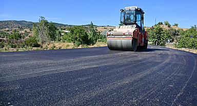 Manisa'da 6 Kilometrelik Yolda 10 Bin Ton Sıcak Asfalt Serimi