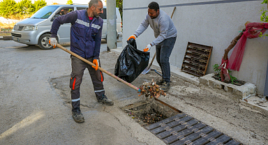 Gaziemir'de Yağmur Suyu Kanalları Temizleniyor
