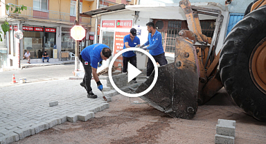 Bayraklı'da yol yenileme seferberliği sürüyor 